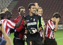 Guira, Garrido y GIbanel felicitan a un sonriente Pablo Carmona tras su actuación . ::                             JONATHAN HERREROS