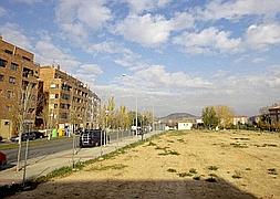 El solar, entre la calles Portillejo y Acequia, aguarda a que las Madres Escolapias, una vez obtenida la licencia de obras, comiencen a levantar el nuevo colegio. ::                             JUSTO RODRÍGUEZ