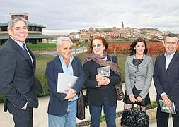 Boris Izaguirre, Juan Cruz, Rosa Regás, Espido Freire y Lorenzo Silva, en las bodegas Dinastía Vivanco. /EFE