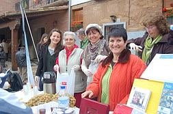 Un producto saludable. Uno de los puestos de venta de nueces, un alimento cardiosaludable.
