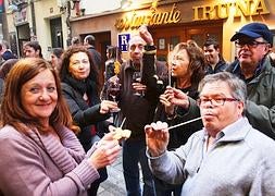 Un grupo de madrileños, de pinchos // JONATHAN HERREROS