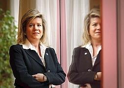 La Defensora del Pueblo Riojano, María Bueyo Díez Jalón, presenta su balance sobre la actividad en 2011. // JUSTO RODRÍGUEZ