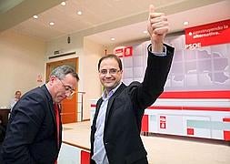 Cèsar Luena, ya como nuevo secretario general de los socialistas riojanos, saluda a los delegados ante su antecesor, Martínez Aldama. // SONIA TERCERO