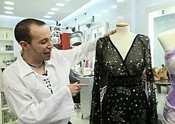 Chema Fernández enseña dos trajes de Paloma San Basilio // SONIA TERCERO