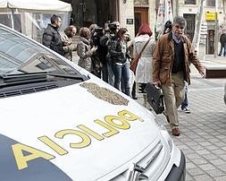 Ángel Varea, ayer, a su entrada en la sede judicial poco antes de prestar declaración en el Juzgado de Instrucción número 3 de Logroño. ::                         FERNANDO DÍAZ