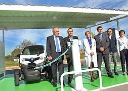 Inaugurada una nueva electrolinera en el Hospital San Pedro