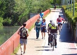 La primera patrulla policial en bicicleta, ayer, en el paseo de la Florida, junto al Ebro. ::                         A. IGLESIAS