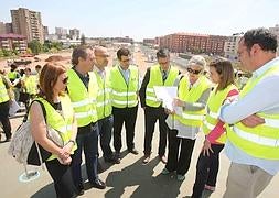 Teresa Galí-Izard muestra un esquema a la alcaldesa en presencia de Iñaki Ábalos, Sáenz-Rojo y otros participantes en la visita a las obras del nuevo parque. ::                         JUAN MARÍN