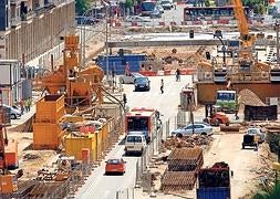 Imagen tomada el 1 de agosto del 2006 a mitad de las obras de reurbanización -y construcción de aparcamientos- en Gran Vía. ::                         E. DEL RÍO