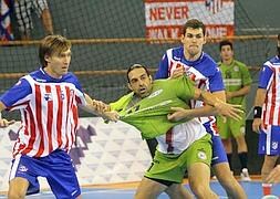 Un momento del partido del Naturhouse  en el que Garabaya pelea por el balón con dos jugadores. /GECA SPORT