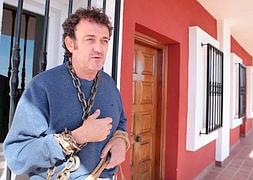 César Vea, encadenado ayer en Bodegas Valoria. ::                         SONIA TERCERO