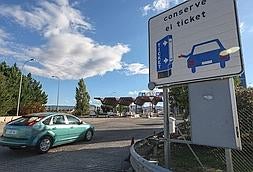 Un vehículo se dispone a incorporarse a la autopista AP-68, a media tarde de ayer en el peaje de la capital riojana. ::                         DÍAZ URIEL