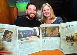 Marcos y Aubrey posan con varios ejemplares de Diario LA RIOJA que se hacen eco de la campaña electoral de EEUU. ::                         JONATHAN HERREROS