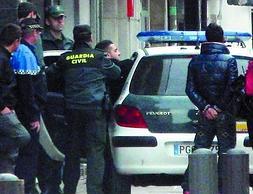 El detenido es introducido en un coche policial. ::                         DIARIO DE BURGOS