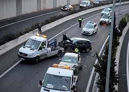 Retirada de uno de los vehículos accidentados / SONIA TERCERO