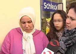 La viuda de Oubari (i), con otras dos familiares. / TVR