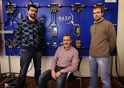 El director gerente de JMP Ingenieros, Eduardo Remírez, flanqueado por dos de sus colaboradores en Nájera Aeroespace. / JUSTO RODRÍGUEZ