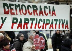 Concentración de la Plataforma de Afectados por la Hipoteca de La Rioja, en El Espolón, frente a la Delegación del Gobierno. ::                         JUSTO RODRÍGUEZ