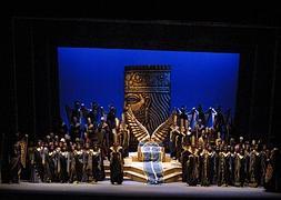 La corte babilonia de Nabucodonosor en el montaje de la compañía Ópera 2001. / L.R.