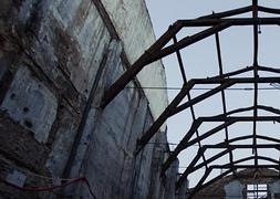 Foto de Gil Vitores tomada en los 90, donde se aprecian las cerchas de madera. Arriba, estado actual del edificio de Ruavieja 42. ::                         JUSTO RODRÍGUEZ