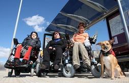 Raquel, Patricia y Sandra, junto a su perra, Gema, fueron algunas de las personas que denunciaron la situación. ::                         JUAN MARÍN