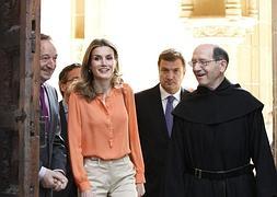 Doña Letizia, con el prior de Yuso, Pedro Merino, y el delegado del Gobierno en La Rioja, Alberto Bretón, en la visita del 2012. ::                         J.R.