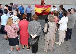 Participantes en el rezo del rosario del pasado jueves, a los que luego se sumaron más personas. ::  J. MARÍN