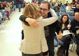 Luena y Ortega se abrazan cuando ella tomó posesión de la dirección del PSOE logroñés./S. T.