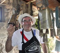 Eustasio Gil, en el taller de badajos que instaló ayer en su pueblo. ::                         MIGUEL HERREROS