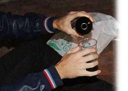 'Minibotellones' celebrados en el  entorno del parque de Miguel  Hernández, donde algunos  pequeños grupos de jóvenes se  resguardaban en los soportales  por la lluvia. ::     JONATHAN HERREROS