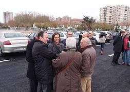 Sanz y Gamarra charlan con vecinos en el aparcamiento / A.L.