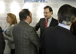 Sanz habla con Rajoy, en Madrid, donde se celebra el Comité Ejecutivo Nacional.