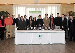 Foto de familia de los organizadores y los patrocinadores de la Liga. ::                         MIGUEL HERREROS