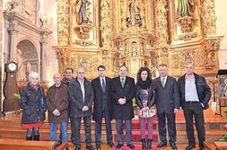 Sanz y Capellán en la inauguración, ayer, del retablo. ::                         I.Á.