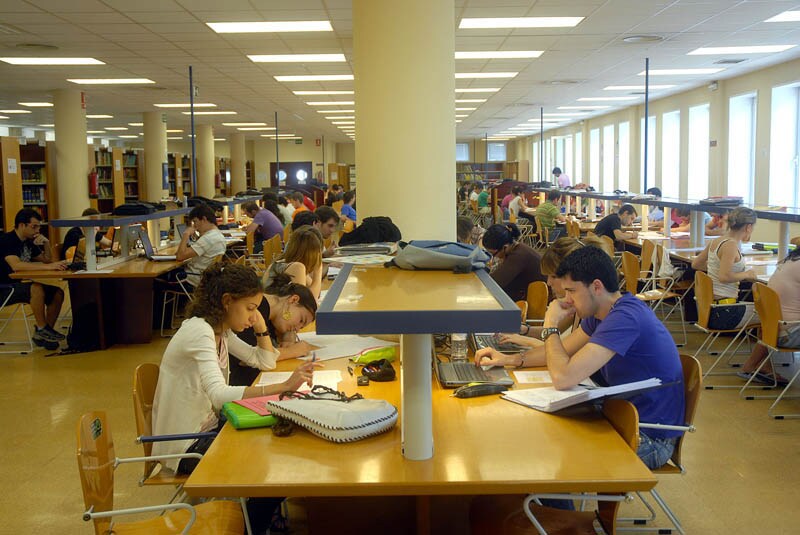 Los alumnos de la UR logran el 15% más de becas universitarias pese a caer las solicitudes. larioja.com 