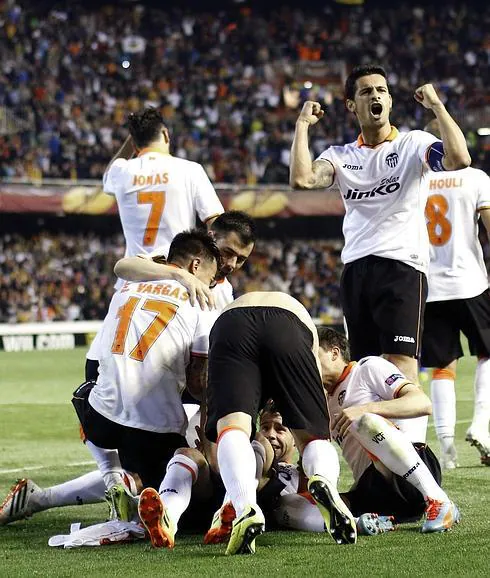 Los jugadores del Valencia celebran uno de los goles ante el Basilea. 