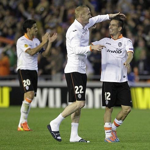 Ricardo Costa, Jeremy Mathieu y Joao Pereira celebran el pase ante el Basilea. 