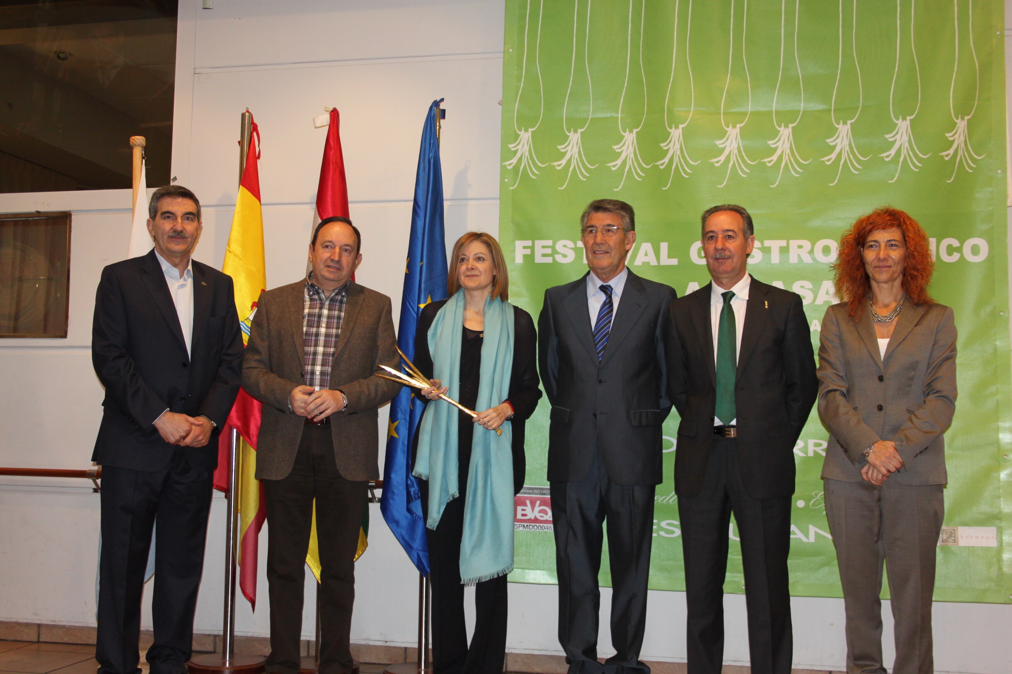 Pepa Fernández, en el centro, con el galardón, entre Juan Antonio Abad, Pedro Sanz, José Luis García, Francisco Berges y Yolanda García. :: 