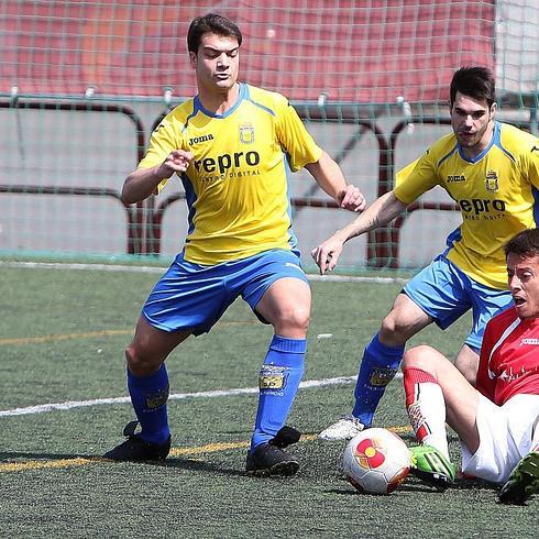 Víctor y Pérez intentan roblar el balón a Allan. 