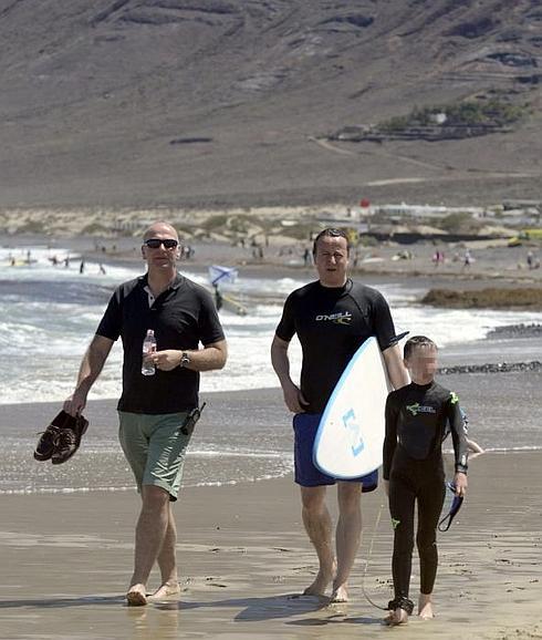 Camerón con uno de sus hijos en una jornada de sol, playa y surf en la Caleta de Famara