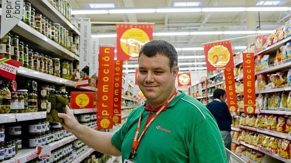 Asier Callejo, durante una de sus jornadas de trabajo en Alcampo