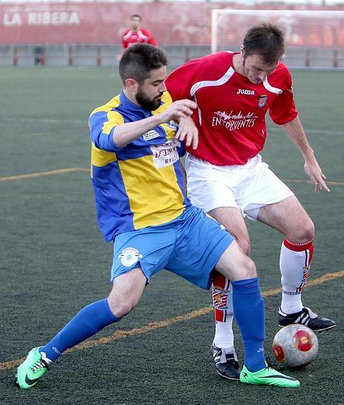 Javier y Eduardo pugnan por el balón. 