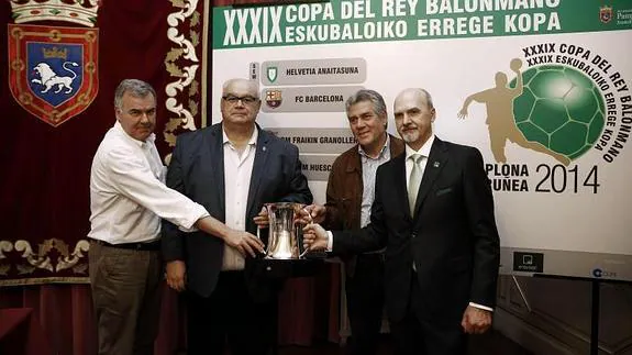 Fernando Udina (i); Joseph Blanchar (2i); Iñaki Azcona (d), y Quico López Balcells (2d), posan con la copa del rey de balonmano tras el sorteo