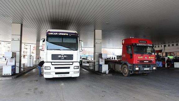 Vehículos pesados repostando combustible en una estación de servicio de Logroño.