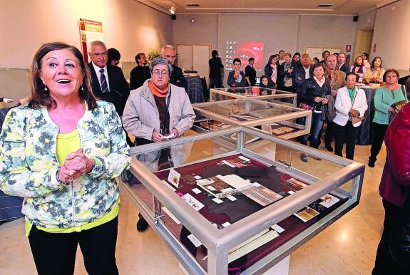 Alicia Ruiz, directora de la Biblioteca, en la inauguración de la exposición de Ptolomeo. 