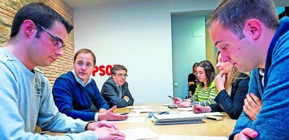 Varios estudiantes reunidos ayer con César Luena para tratar el futuro de la Escuela de Enfermería. 