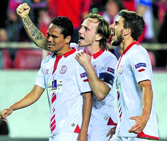 Bacca celebra el segundo gol del Sevilla con Rakitic y Carriço. 