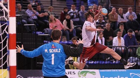 Un lanzamiento del partido entre el Naturhouse y el Granollers. 