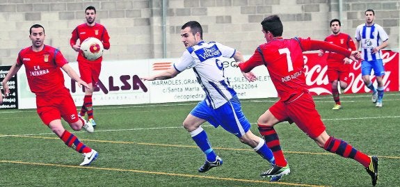 Iosu intenta llegar al disparo ante la  defensa del Vianés. 
