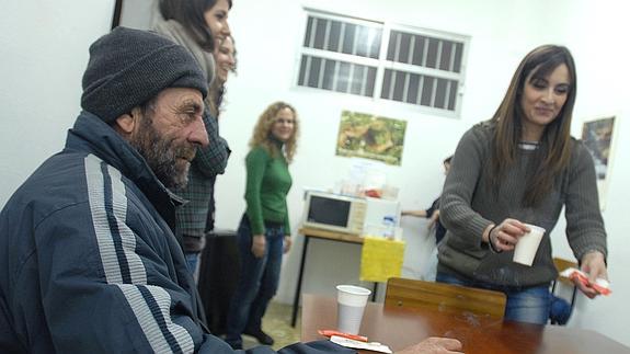 Un hombre es atendido en Cáritas de Logroño./ 